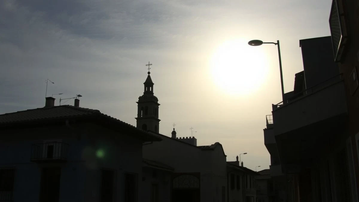 Imagen ilustrativa: un eclipse solar parcial visto desde una plaza de un pueblo, con siluetas de edificios y gente mirando al cielo.