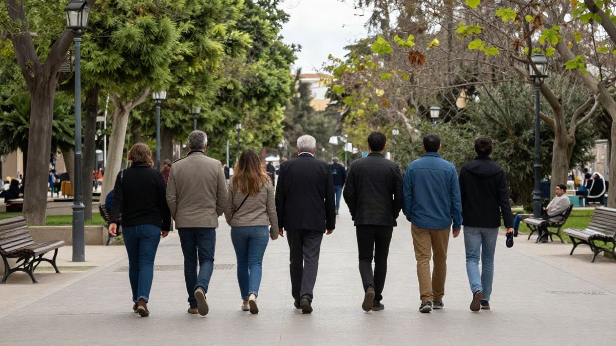 Imagen ilustrativa: grupo de personas mayores paseando por un parque, vistas de espaldas a lo lejos