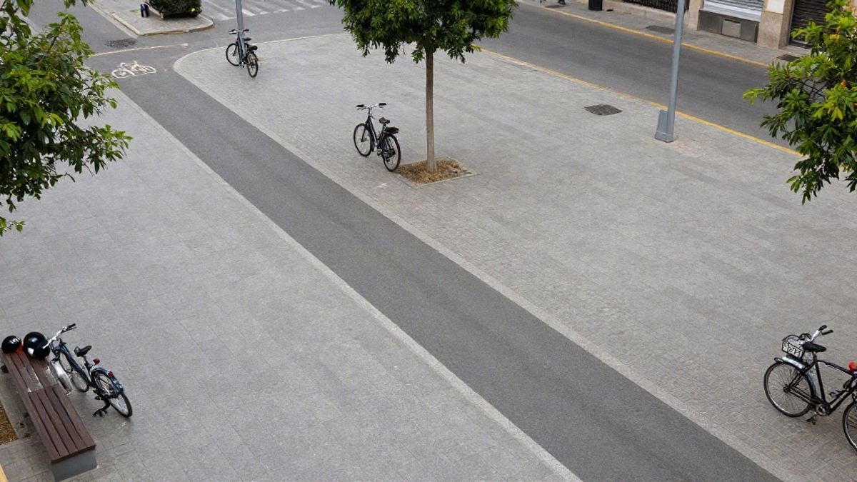 Imagen ilustrativa: vista cenital de una plaza con carril bici y bicicletas aparcadas