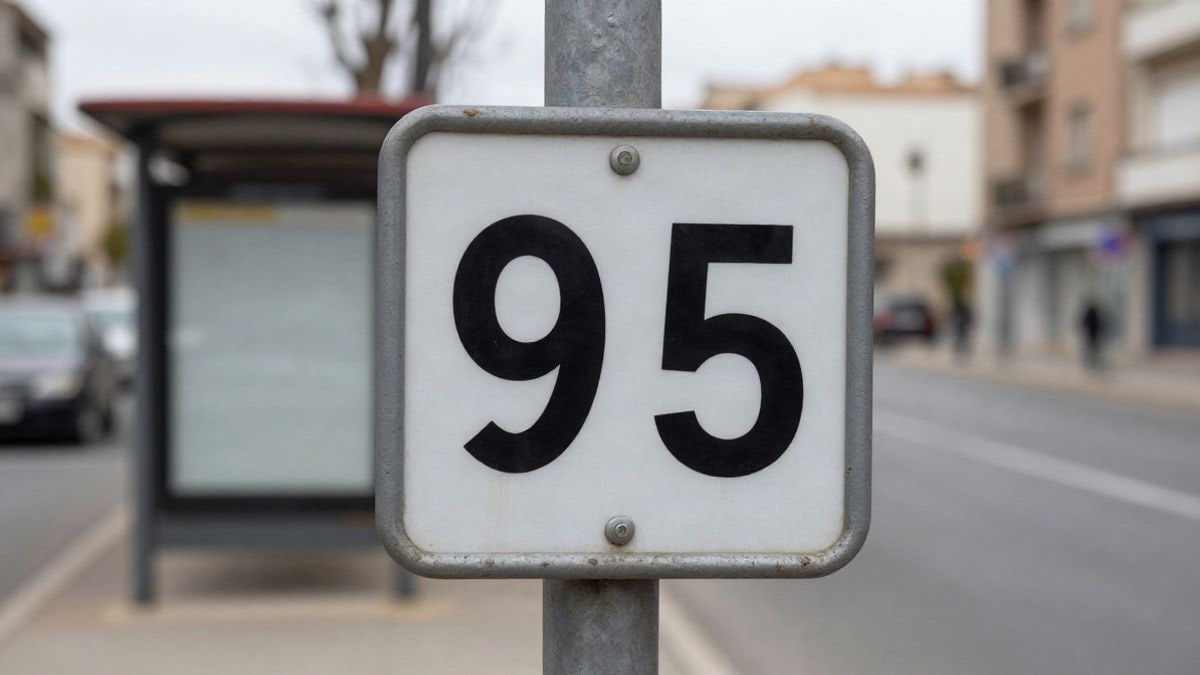 Imagen ilustrativa: primer plano de una señal de parada de autobús en una calle corriente