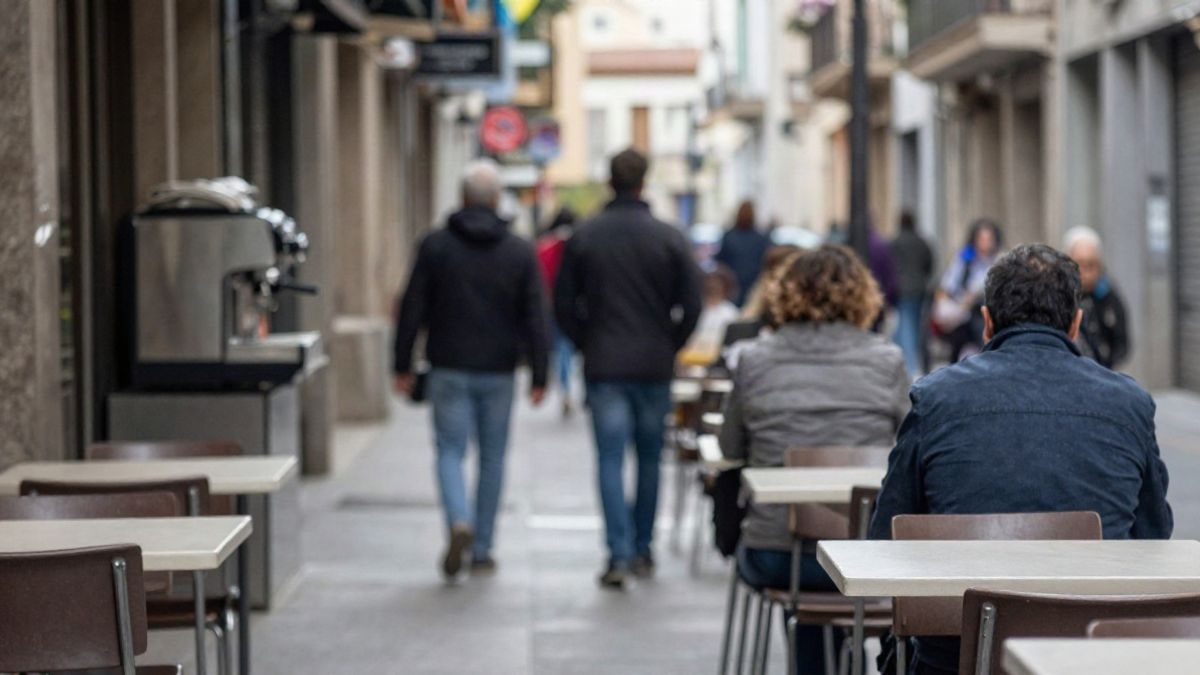 Imagen ilustrativa: interior de una cafetería vacía en un centro comunitario genérico