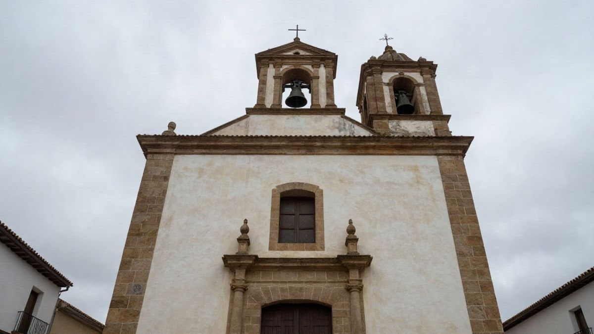 Imagen ilustrativa: ángulo bajo de una iglesia rural con campanario bajo un cielo nublado