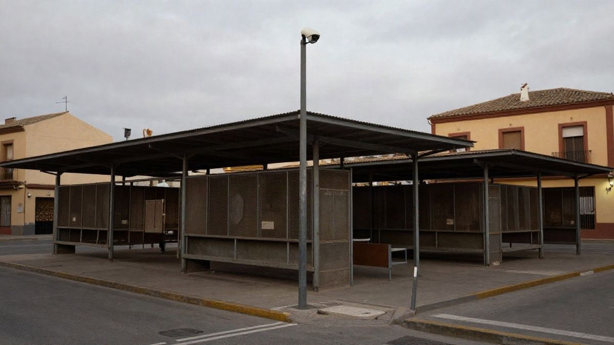 Imagen ilustrativa: recinto ferial vacío con casetas y una cámara de videovigilancia en un poste