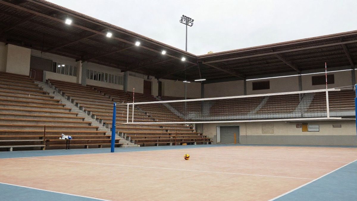 Imagen ilustrativa: interior de un polideportivo con pista de voleibol y red, sin personas.