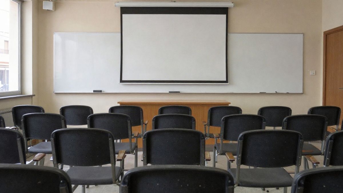 Imagen ilustrativa: sala de seminarios vacía con sillas y pantalla en un centro de empresas municipal