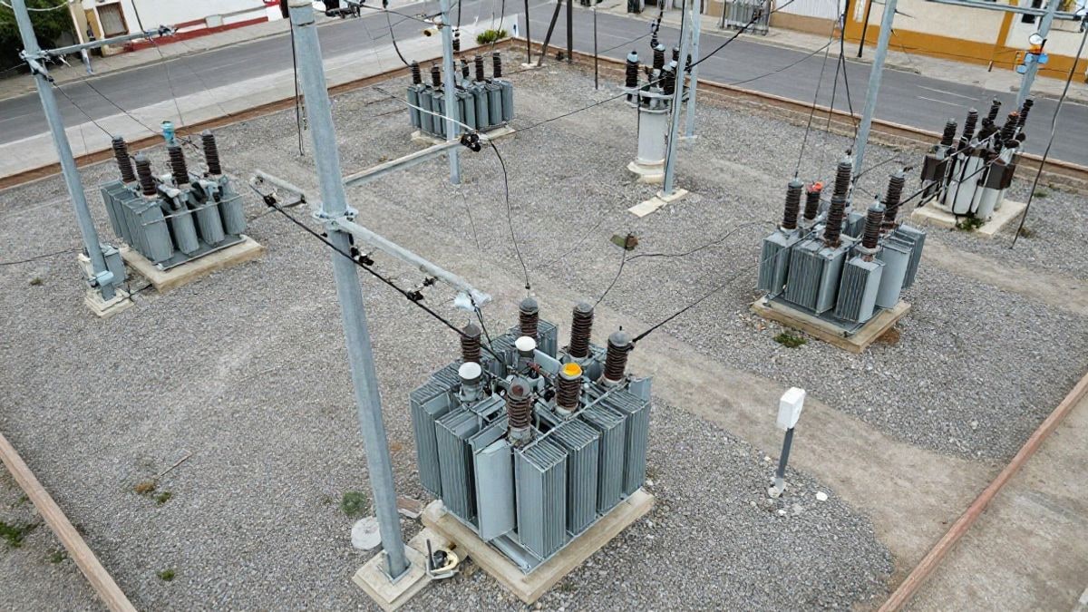 Imagen ilustrativa: vista cenital de una subestación eléctrica con transformadores y líneas de alta tensión