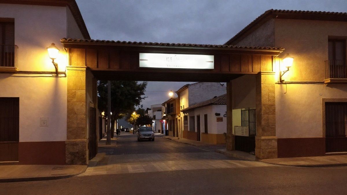 Imagen ilustrativa: fachada de un teatro municipal de noche con luz artificial en la entrada