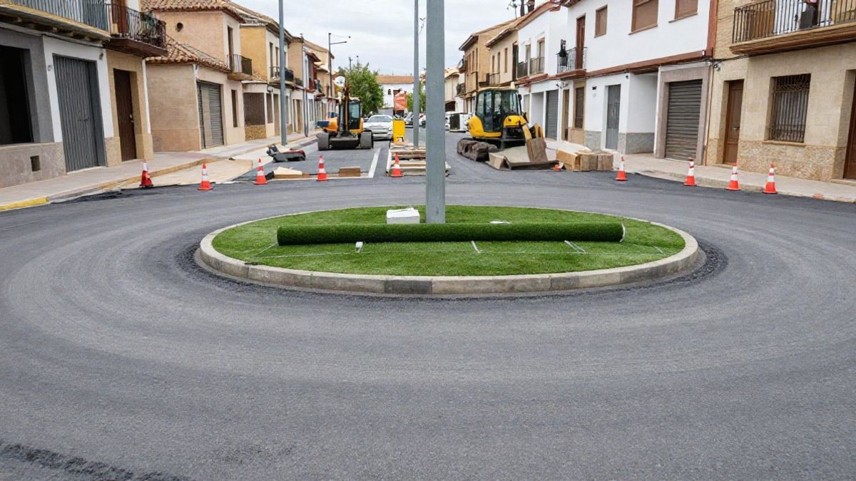 Imagen ilustrativa: obras de construcción de una rotonda en una avenida, con conos y maquinaria.