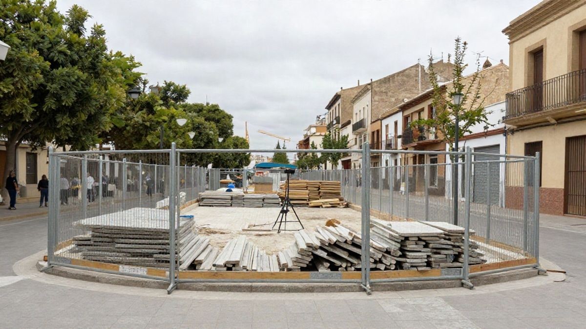 Imagen ilustrativa: un parque municipal en obras con vallas y materiales de construcción