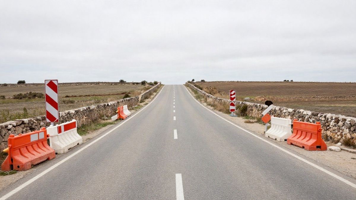 Imagen ilustrativa: carretera rural cortada por obras con barreras y señal de desvío