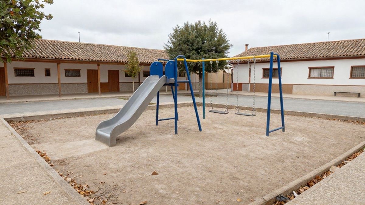 Imagen ilustrativa: patio de un colegio con columpios y hojas caídas en un día nublado