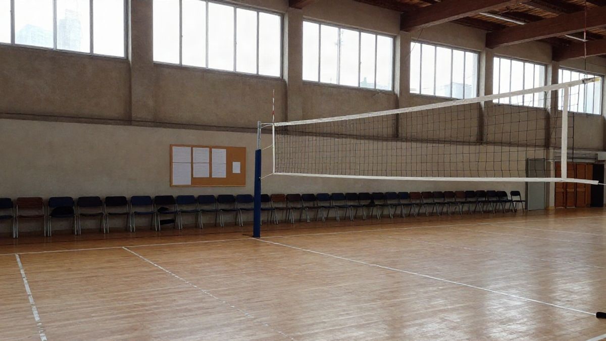 Imagen ilustrativa: pabellón deportivo municipal vacío con suelo de madera y red de voleibol