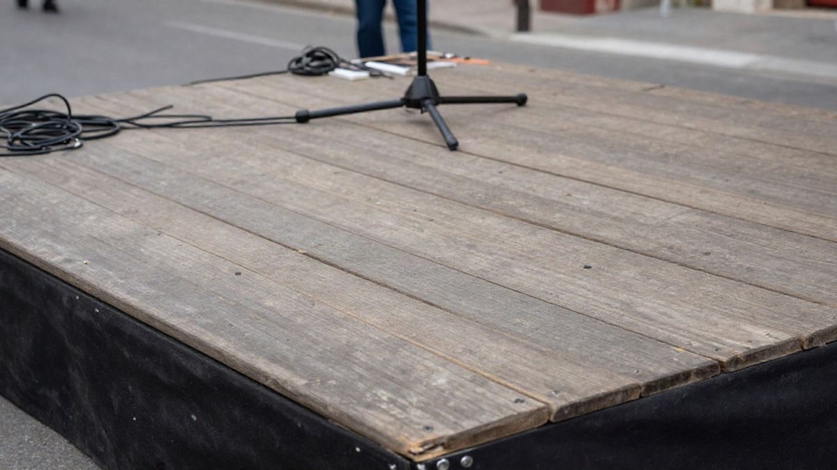 Imagen ilustrativa: detalle de las tablas de madera de un escenario provisional al aire libre