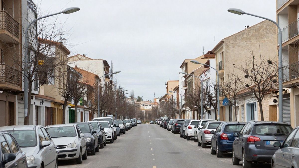 Imagen ilustrativa: calle residencial con hileras de farolas LED y coches aparcados en un barrio español