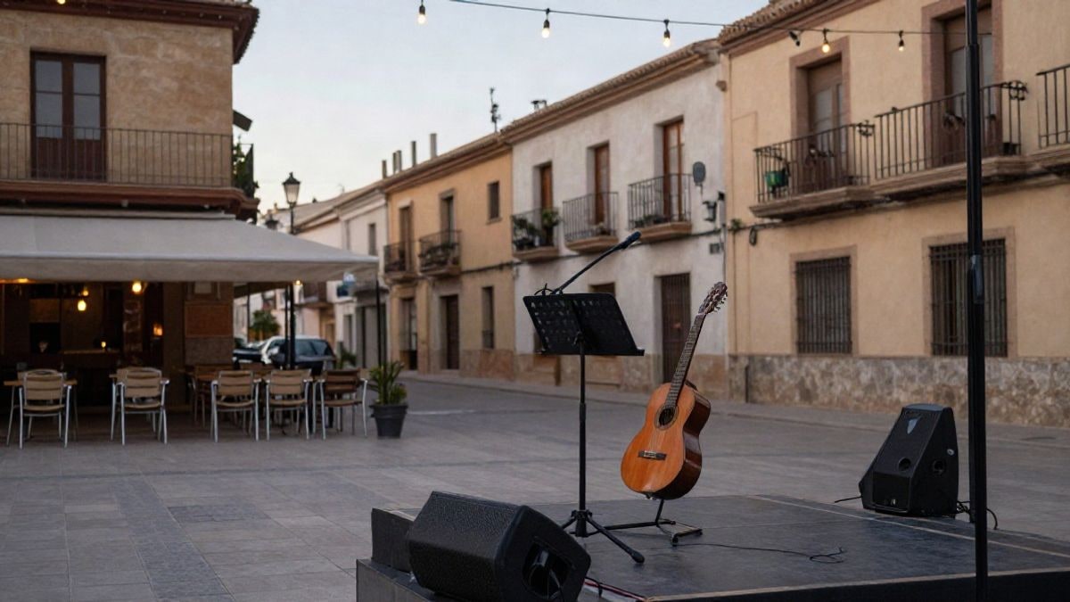 Imagen ilustrativa: un escenario al aire libre con micrófono y guitarra, y sillas vacías frente a él, en un pueblo.