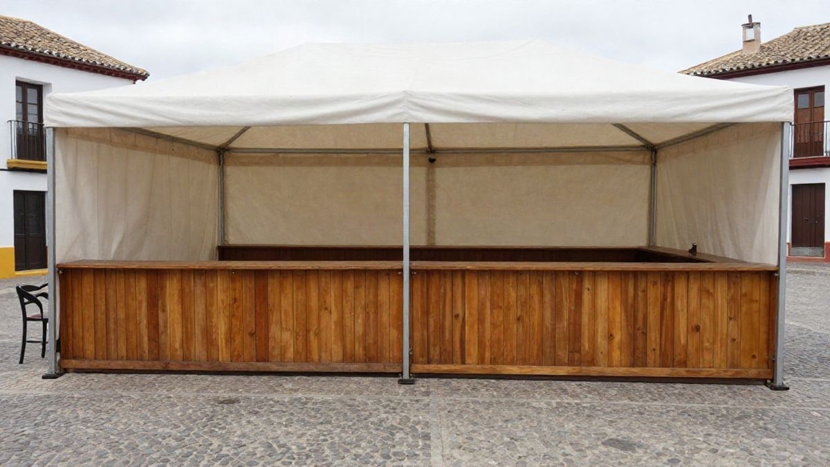 Imagen ilustrativa: carpa vacía con barra de madera en una plaza de pueblo
