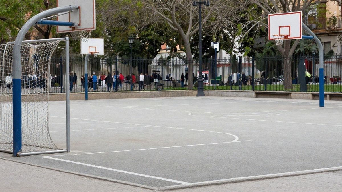 Imagen ilustrativa: pista multideportiva genérica en un parque público con canastas y porterías