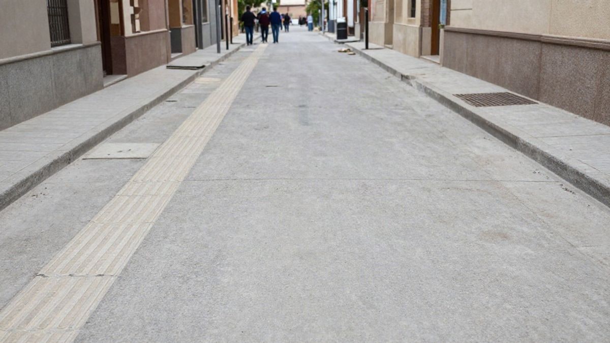 Imagen ilustrativa: calle residencial en obras con pavimento de adoquines y sin bordillos