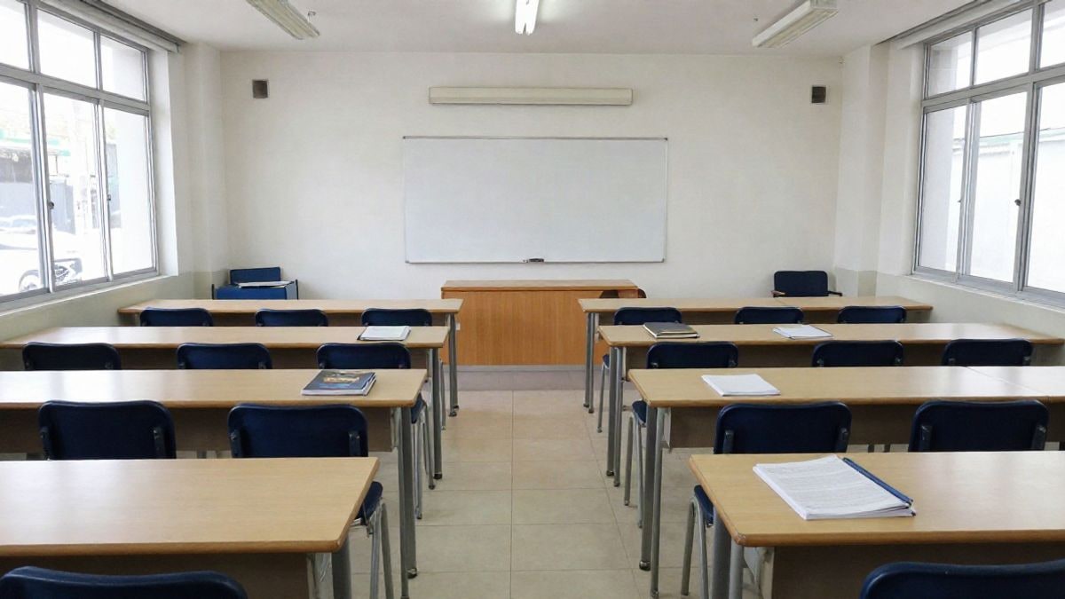 Imagen ilustrativa: aula de formación para adultos con pupitres vacíos y pizarra al fondo