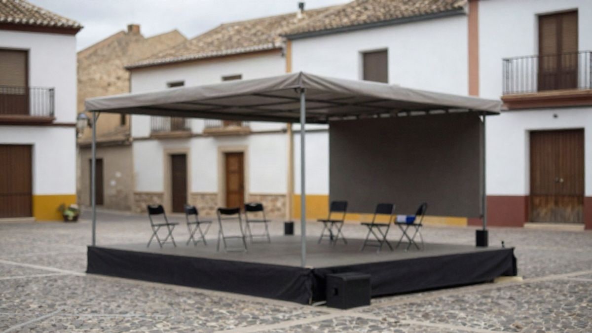 Imagen ilustrativa: escenario al aire libre con sillas plegables en una plaza de un municipio español