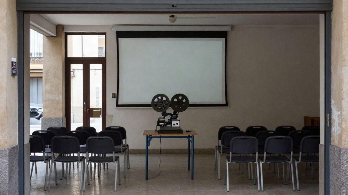 Imagen ilustrativa: sala de proyección con pantalla y sillas vacías en un centro cultural