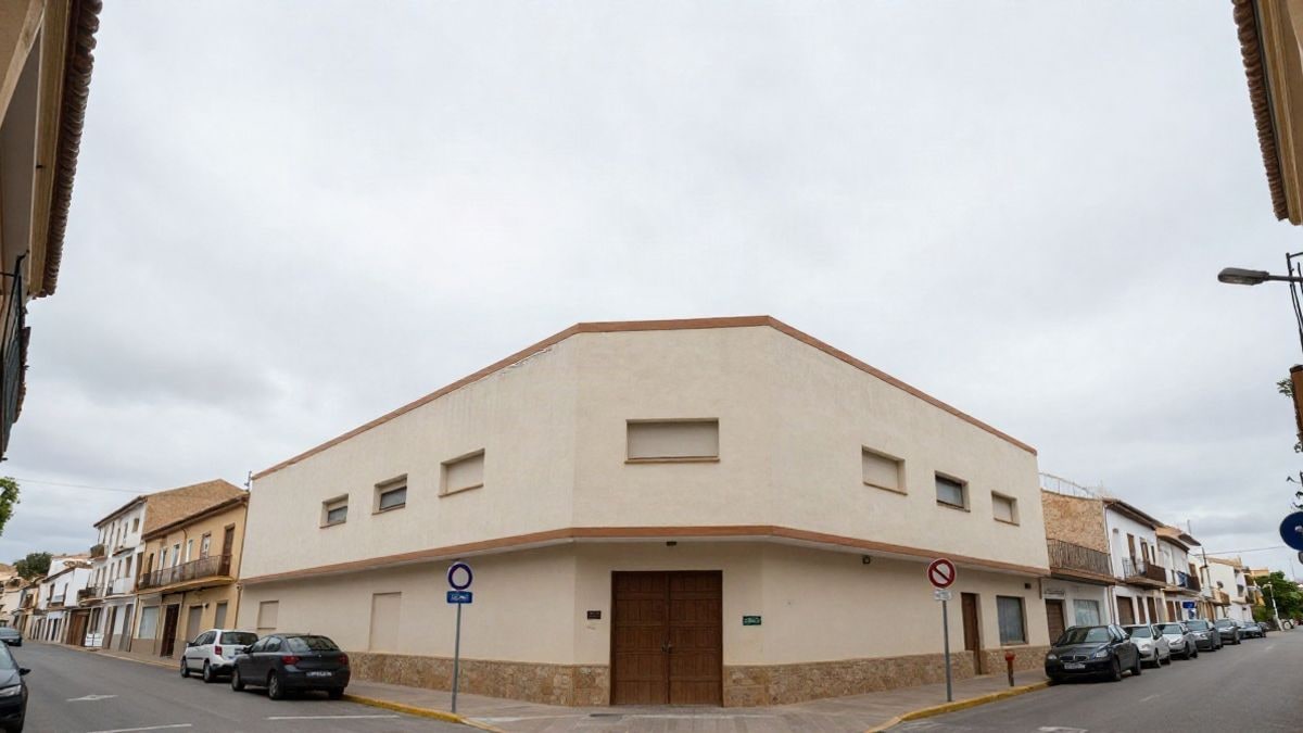 Imagen ilustrativa: fachada de un centro juvenil municipal vista en ángulo bajo con cielo nublado