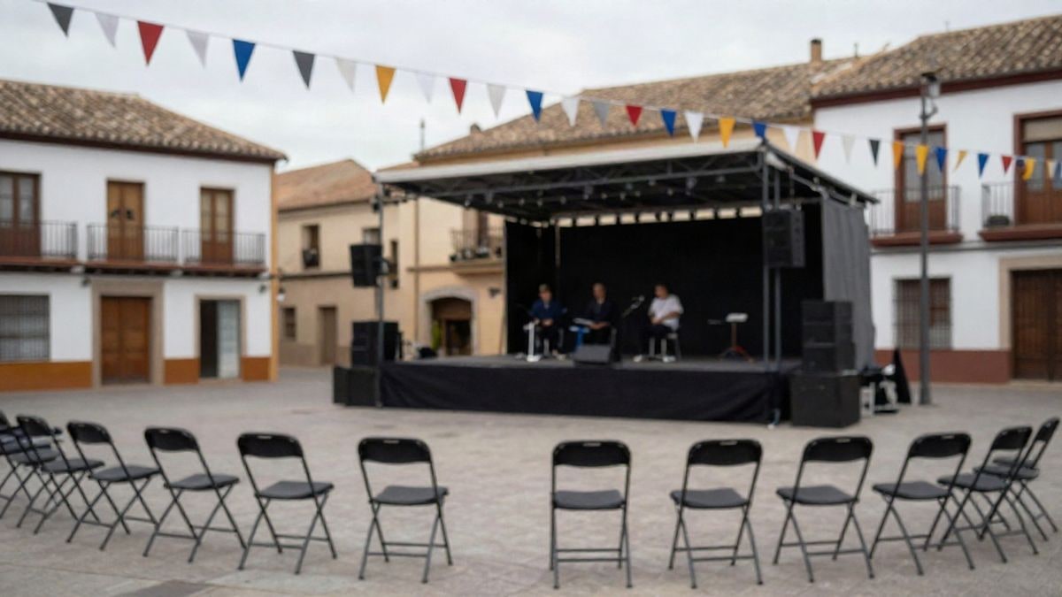 Imagen ilustrativa: plaza de un municipio español con banderines y escenario para fiestas locales