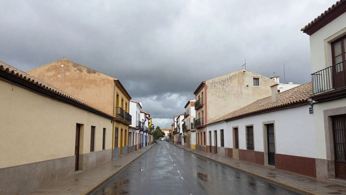 Imagen ilustrativa: calle urbana mojada bajo un cielo encapotado con nubes de tormenta