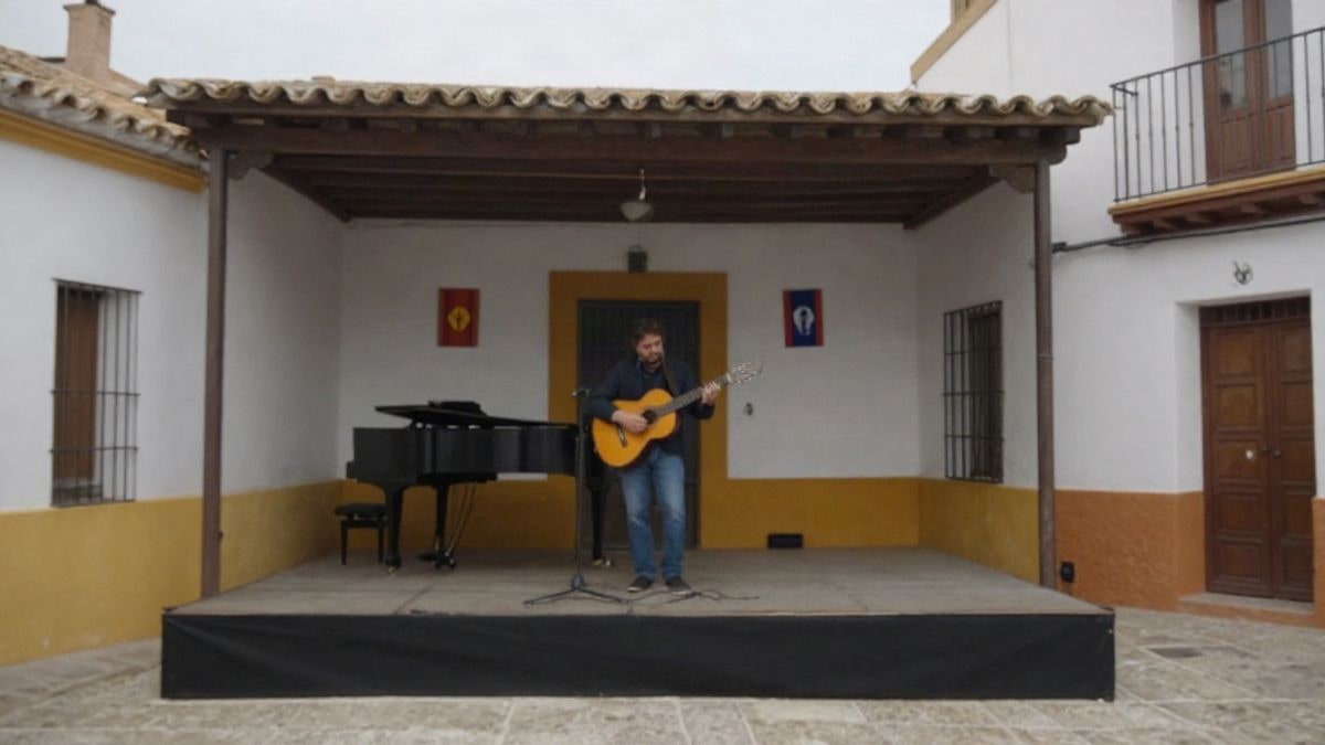 Imagen ilustrativa: un escenario con atriles y un piano en una sala de un centro cultural, visto desde arriba.