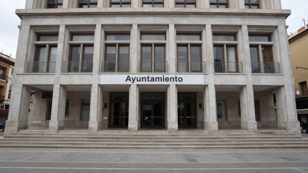 Imagen ilustrativa: fachada de un edificio consistorial moderno con líneas arquitectónicas convergentes