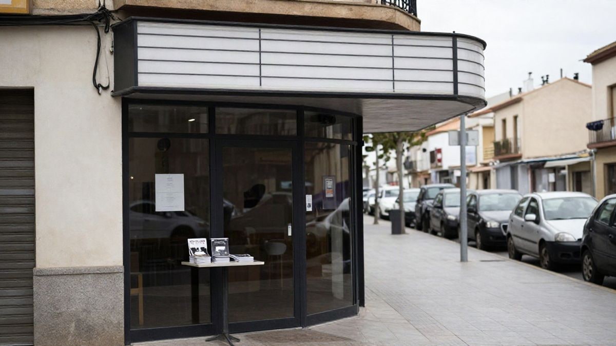 Imagen ilustrativa: entrada de una sala de cine independiente con folletos de festival sobre una mesa
