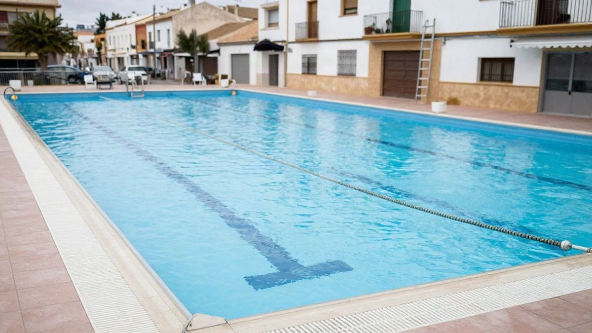 Imagen ilustrativa: piscina municipal vacía fuera de temporada con calles y escalerilla