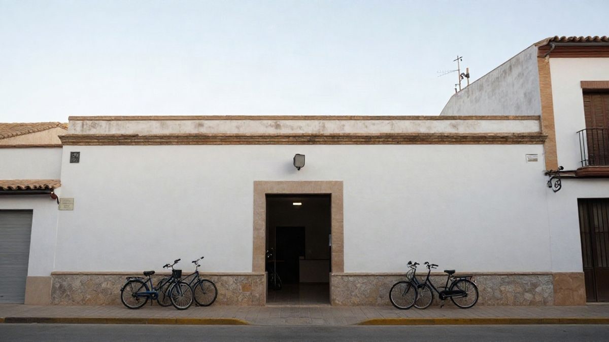 Imagen ilustrativa: fachada de un centro comunitario con bicicletas aparcadas en una calle corriente
