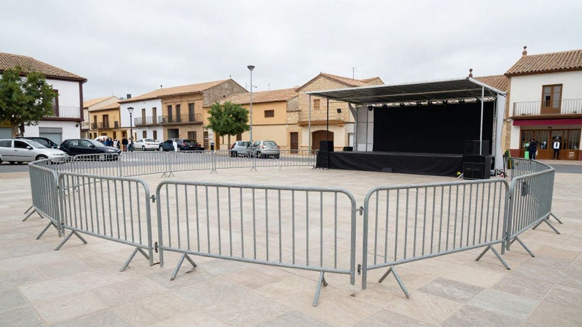 Illustrative image: fairground area of a Spanish municipality on a cloudy day