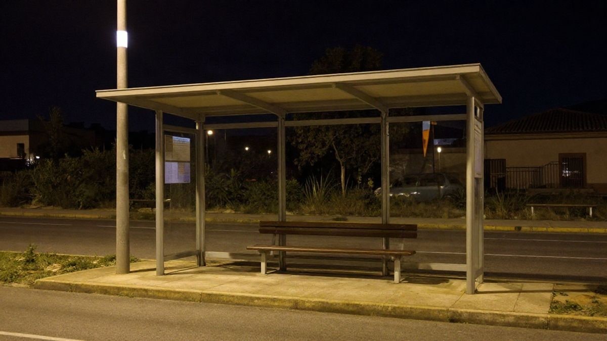 Imagen ilustrativa: parada de autobús rural iluminada por una farola durante la noche
