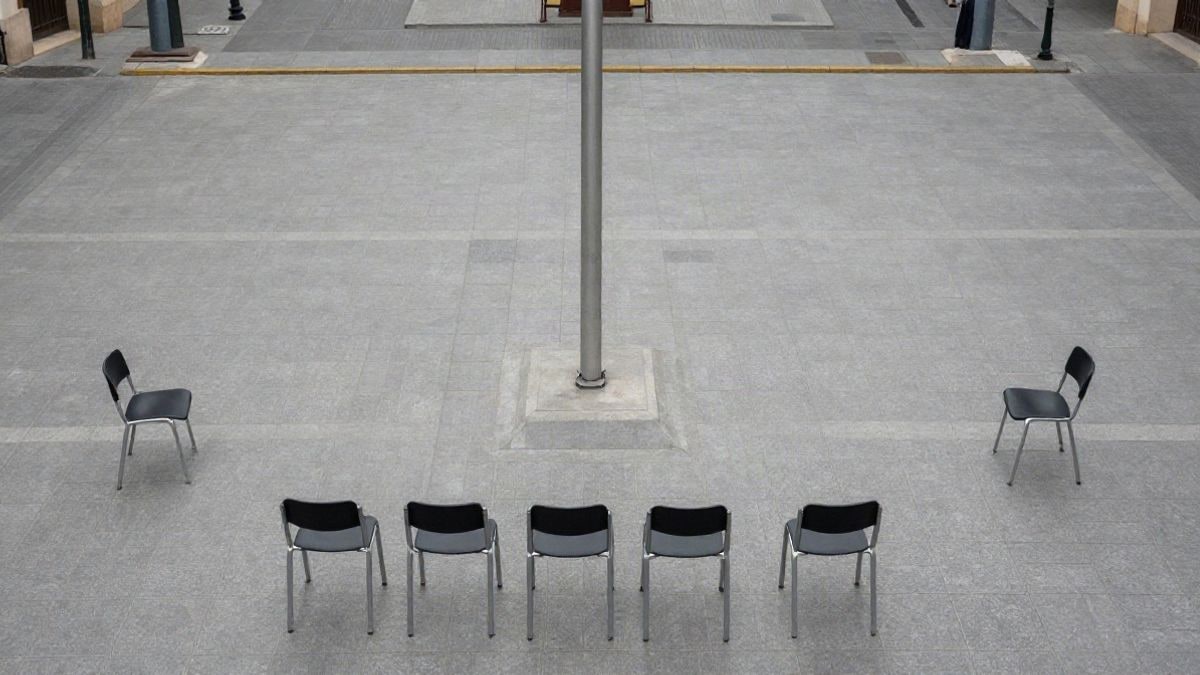 Imagen ilustrativa: vista cenital de una plaza pública con mástil y sillas colocadas para un acto oficial