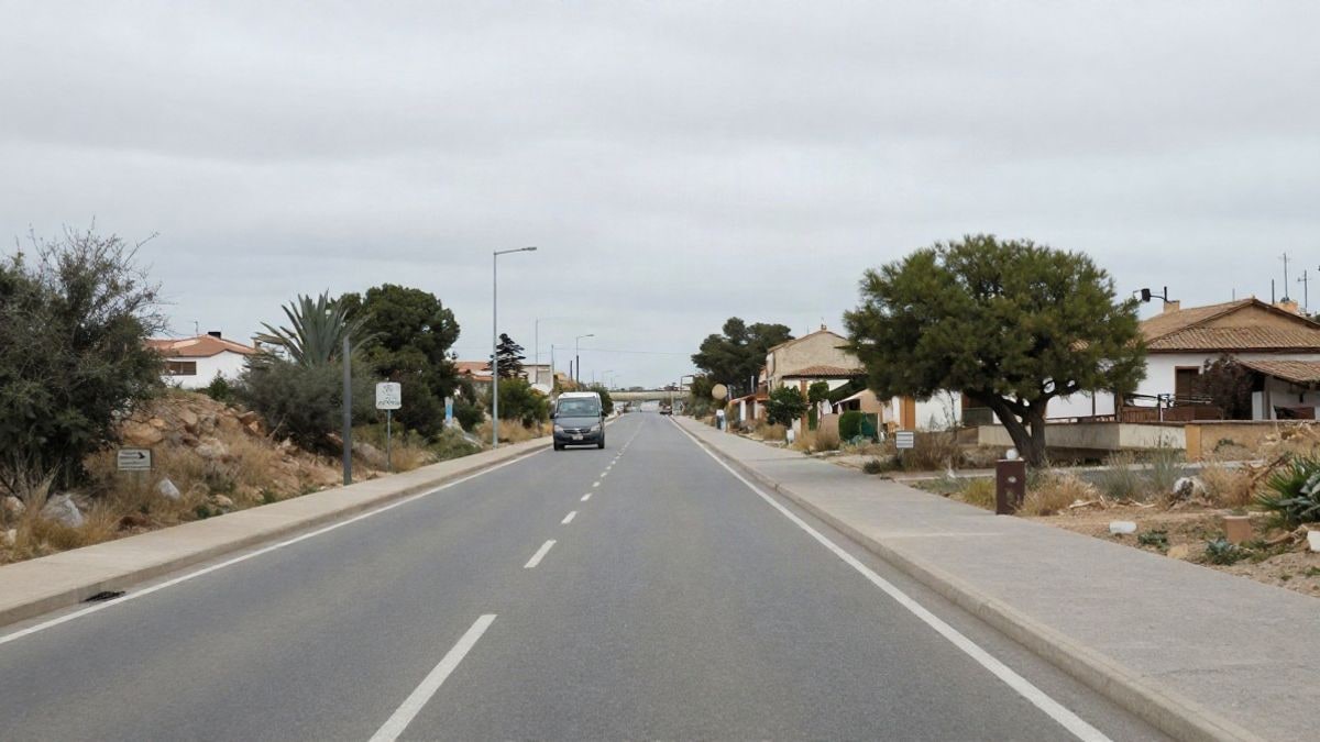 Imagen ilustrativa: una marquesina de autobús en una carretera rural y un autobús interurbano acercándose.