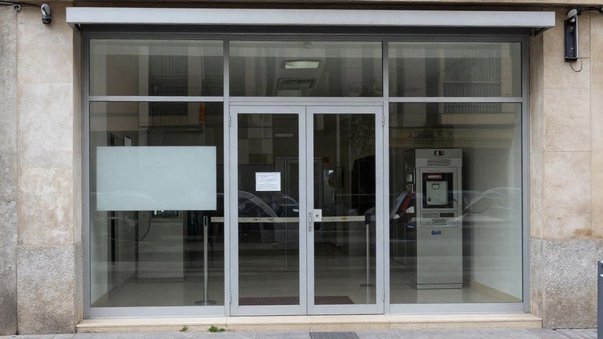 Imagen ilustrativa: entrada de una oficina administrativa municipal con un kiosco de turnos en el interior
