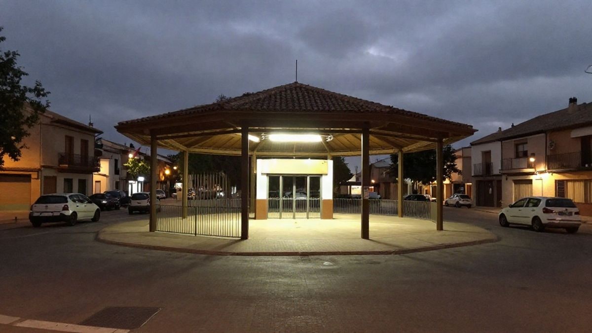 Imagen ilustrativa: exterior de un pabellón deportivo municipal iluminado por la noche