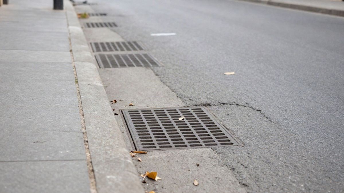 Imagen ilustrativa: imbornales de una calle corriente junto al bordillo
