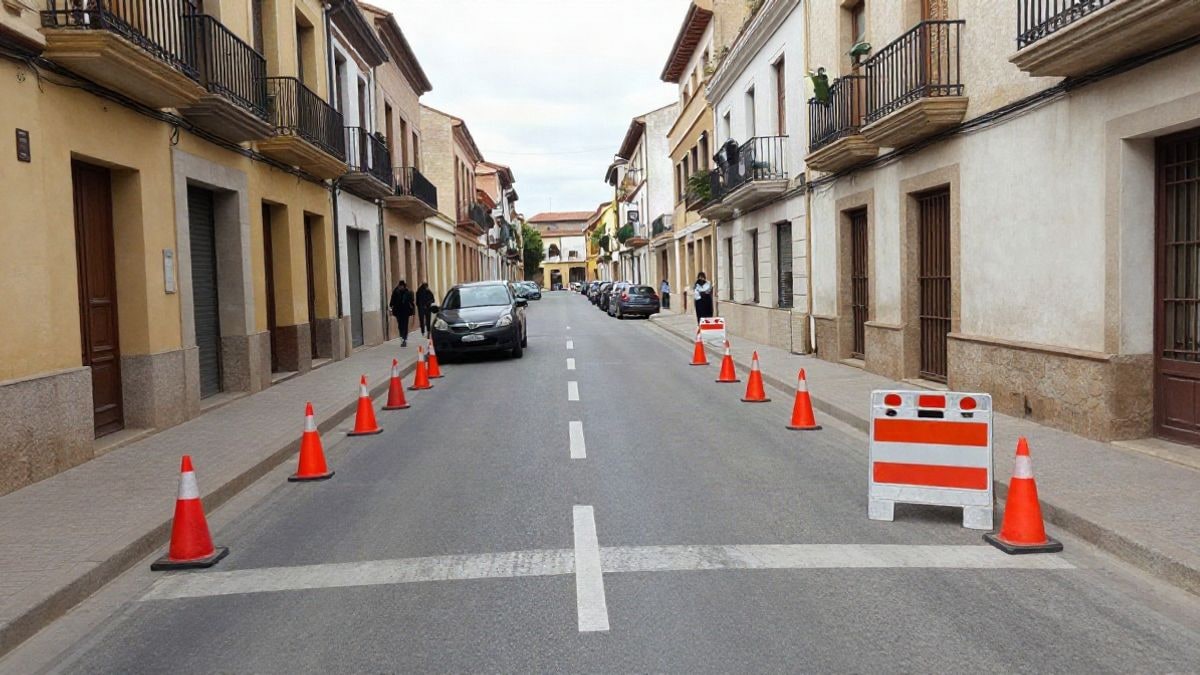 Imagen ilustrativa: calle con estrechamiento de calzada por obras, con conos de tráfico y señalización temporal.
