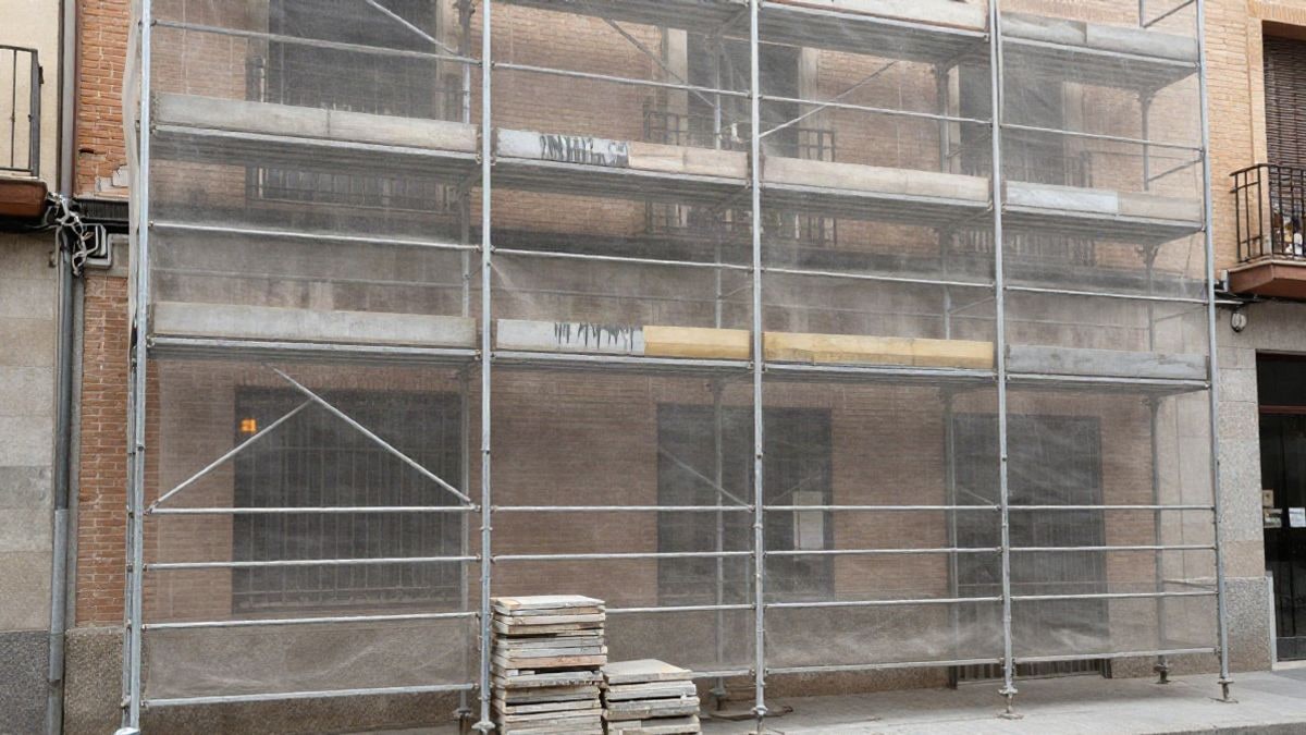 Illustrative image: detail of a building facade under rehabilitation with scaffolding and construction materials