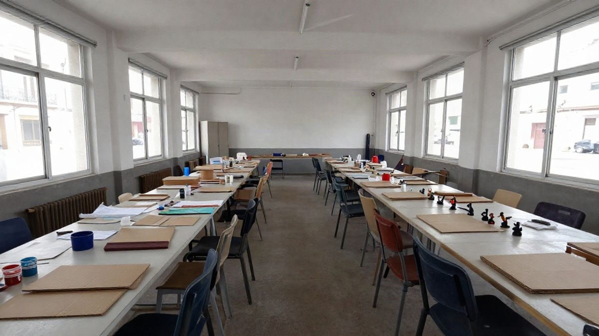 Illustrative image: workshop classroom with tables and craft materials for a nativity course