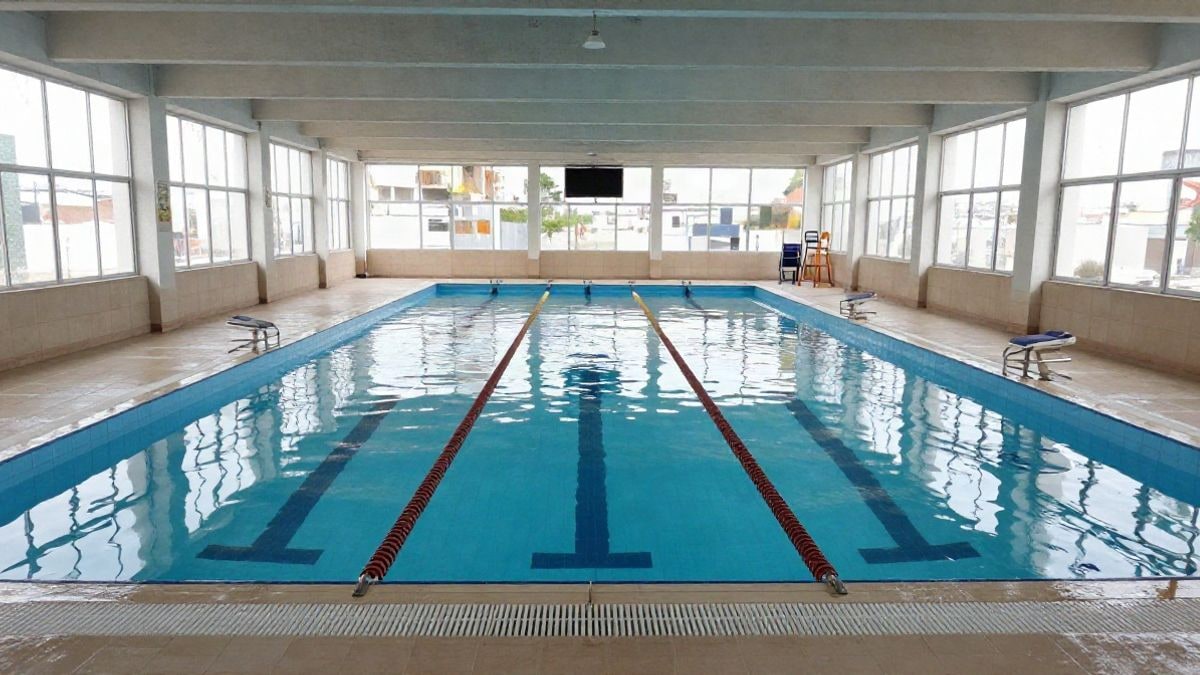Imagen ilustrativa: piscina cubierta vacía con calles y corcheras en un día de luz plana