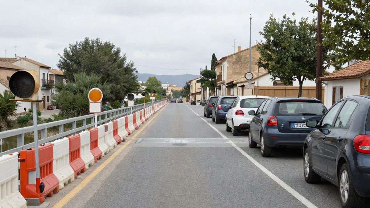 Imagen ilustrativa: puente con un carril cortado por barreras y semáforo provisional en obras.
