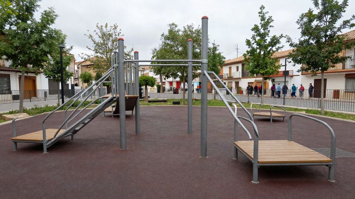 Imagen ilustrativa: circuito de calistenia al aire libre con barras metálicas y suelo de caucho, en un entorno urbano.