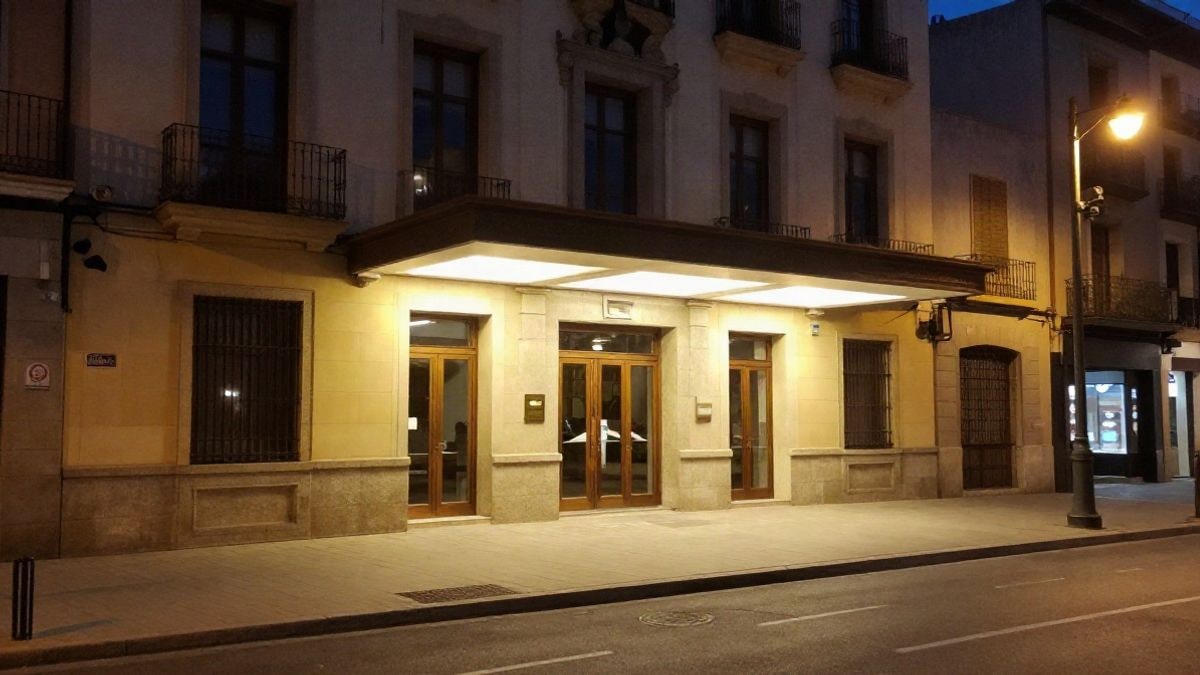 Imagen ilustrativa: fachada de un teatro municipal genérico iluminada de noche