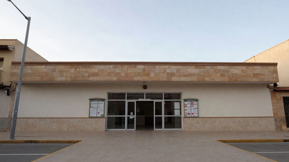 Imagen ilustrativa: ángulo bajo de la fachada de un centro deportivo municipal con cielo despejado