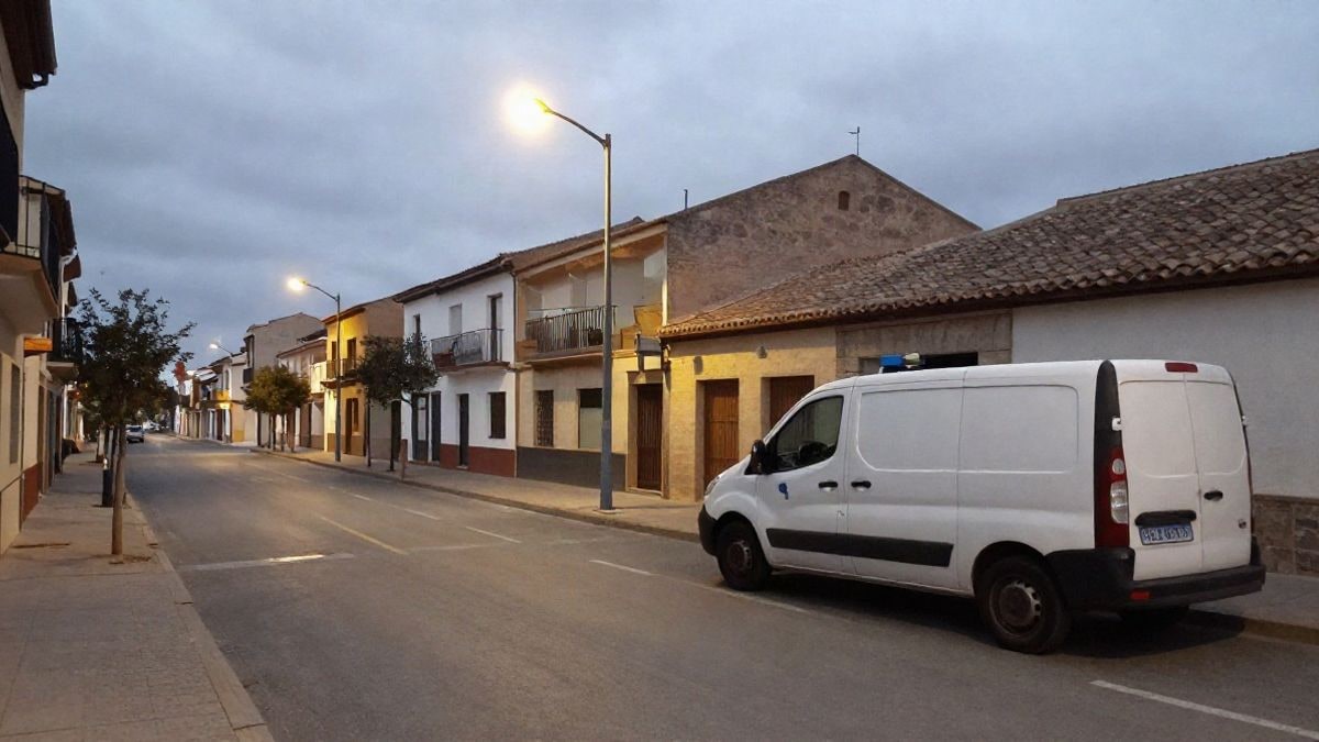 Imagen ilustrativa: furgoneta policial genérica aparcada de noche en una calle de un municipio español