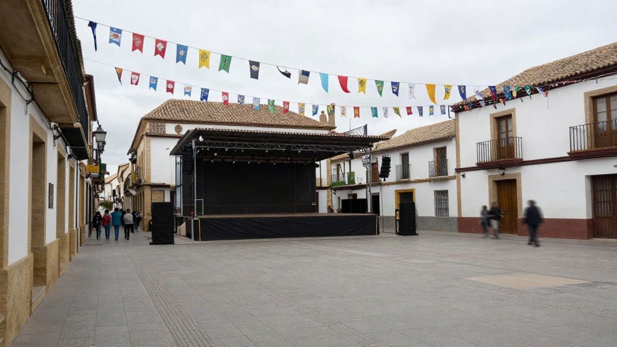 Imagen ilustrativa: plaza de un municipio español engalanada con banderines y luces para unas fiestas patronales.